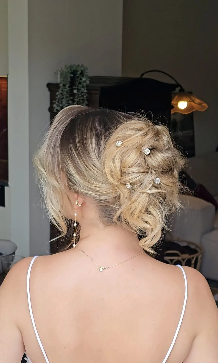 Lockere blonde Hochsteckfrisur mit Perlendetails