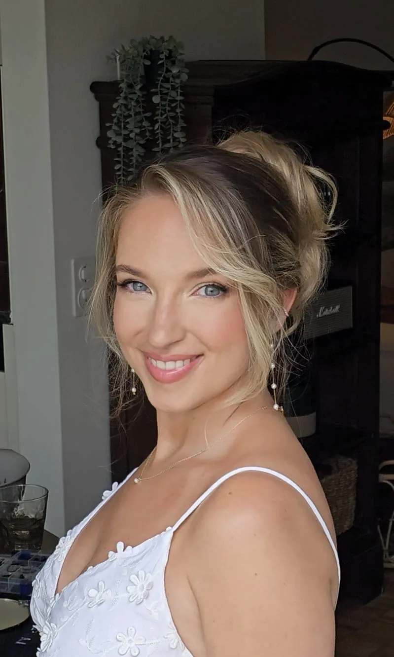 Brautstyling mit weichem Volumen und natürlichem Finish