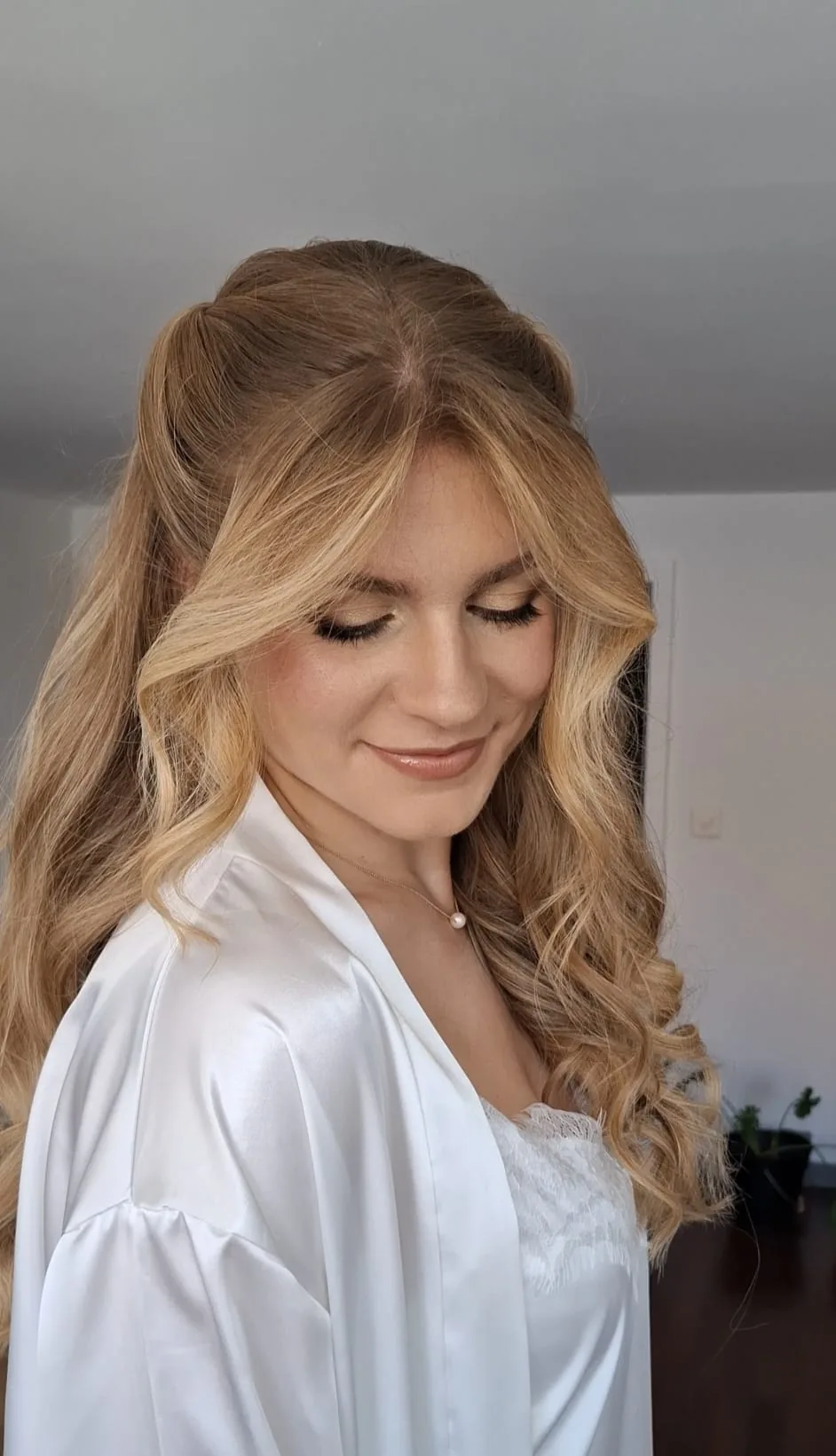 Brautlook mit langen Wellen und sanftem Make-up