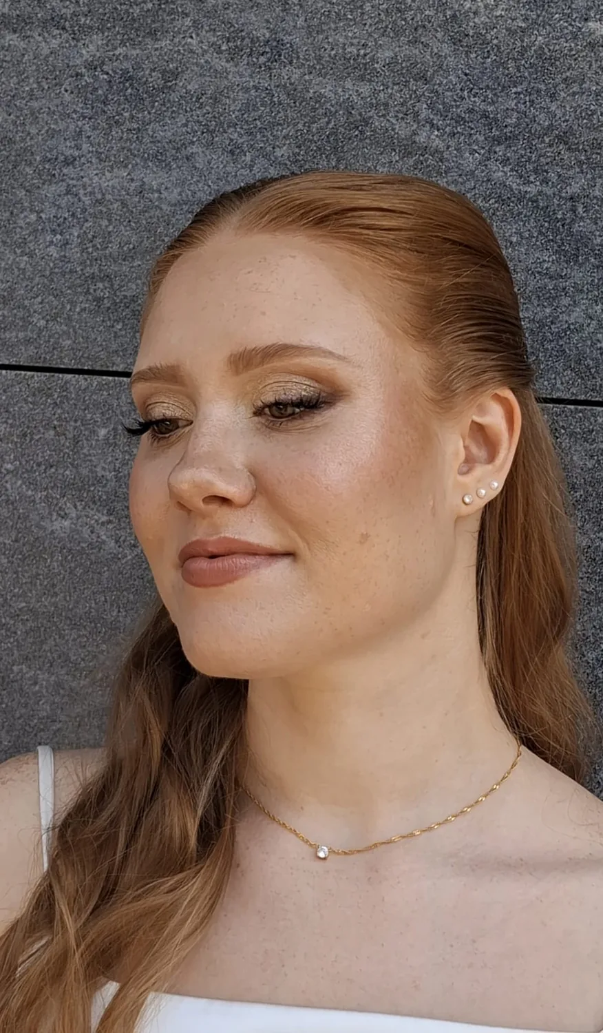 Natürliches Braut Make-up mit warmen Goldtönen
