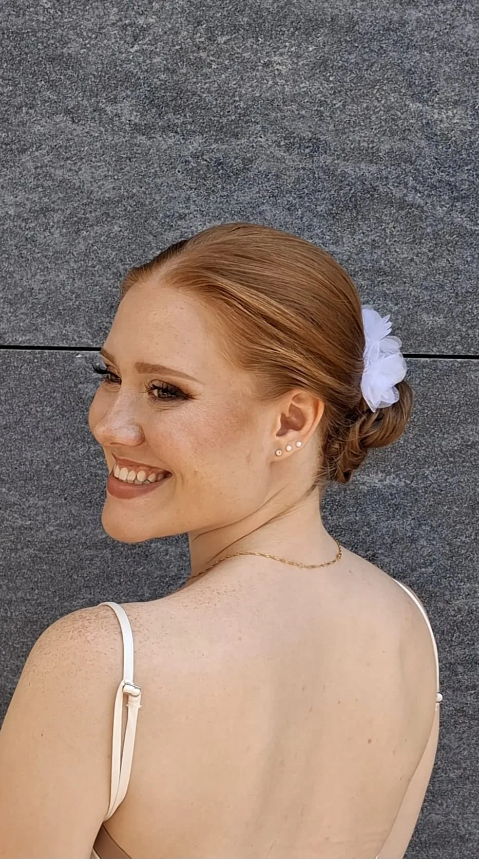 Brautstyling mit elegantem Chignon und weissem Haarschmuck