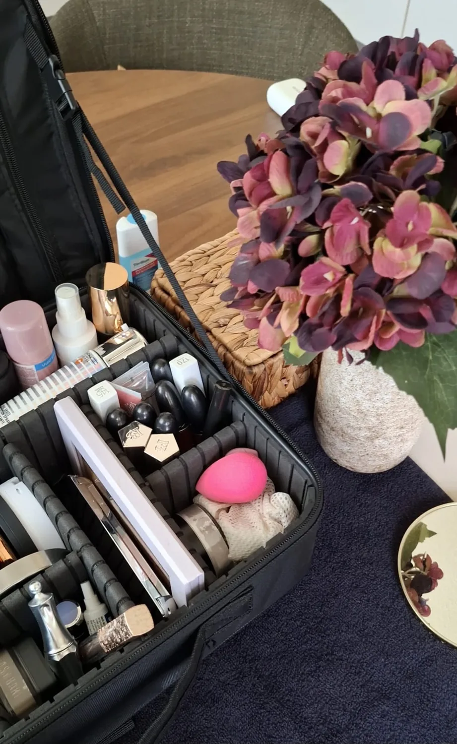 Make-up Details und florale Dekoration für Brautstyling