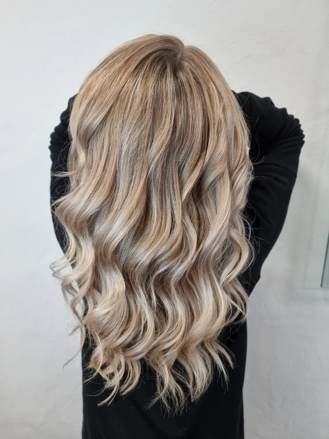 Lange blonde Wellen als Styling Inspiration