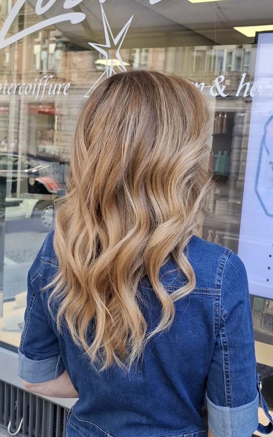 Blonde Wellen als eleganter Color Look