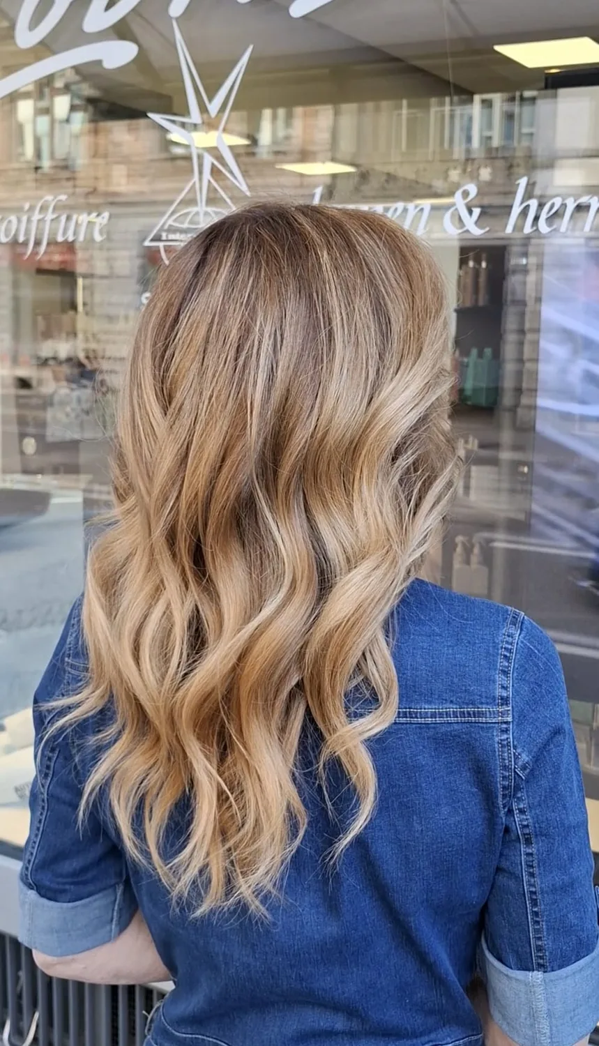 Blonde Wellen von hinten vor dem Salon