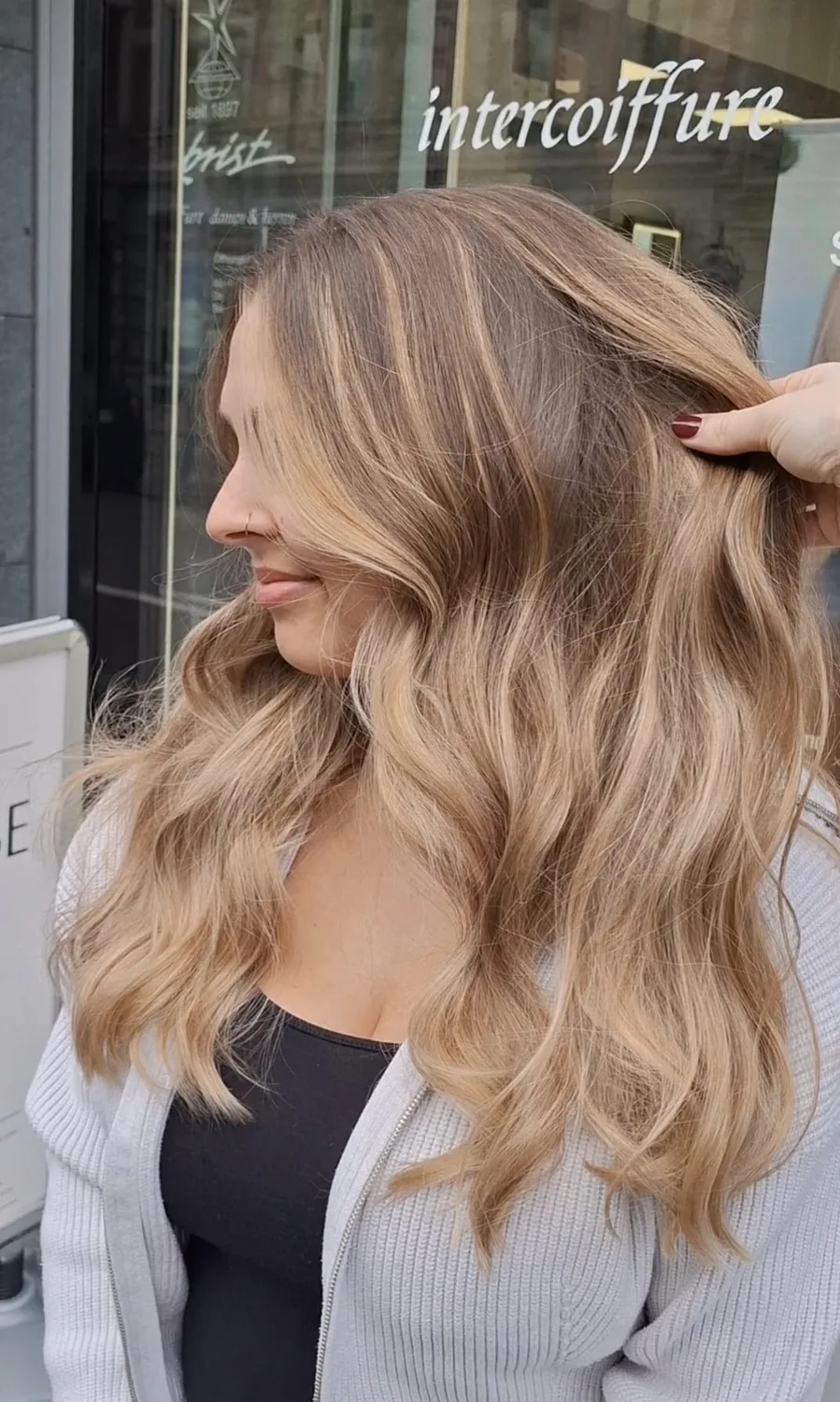 Weiche blonde Wellen vor Zobrist Intercoiffure