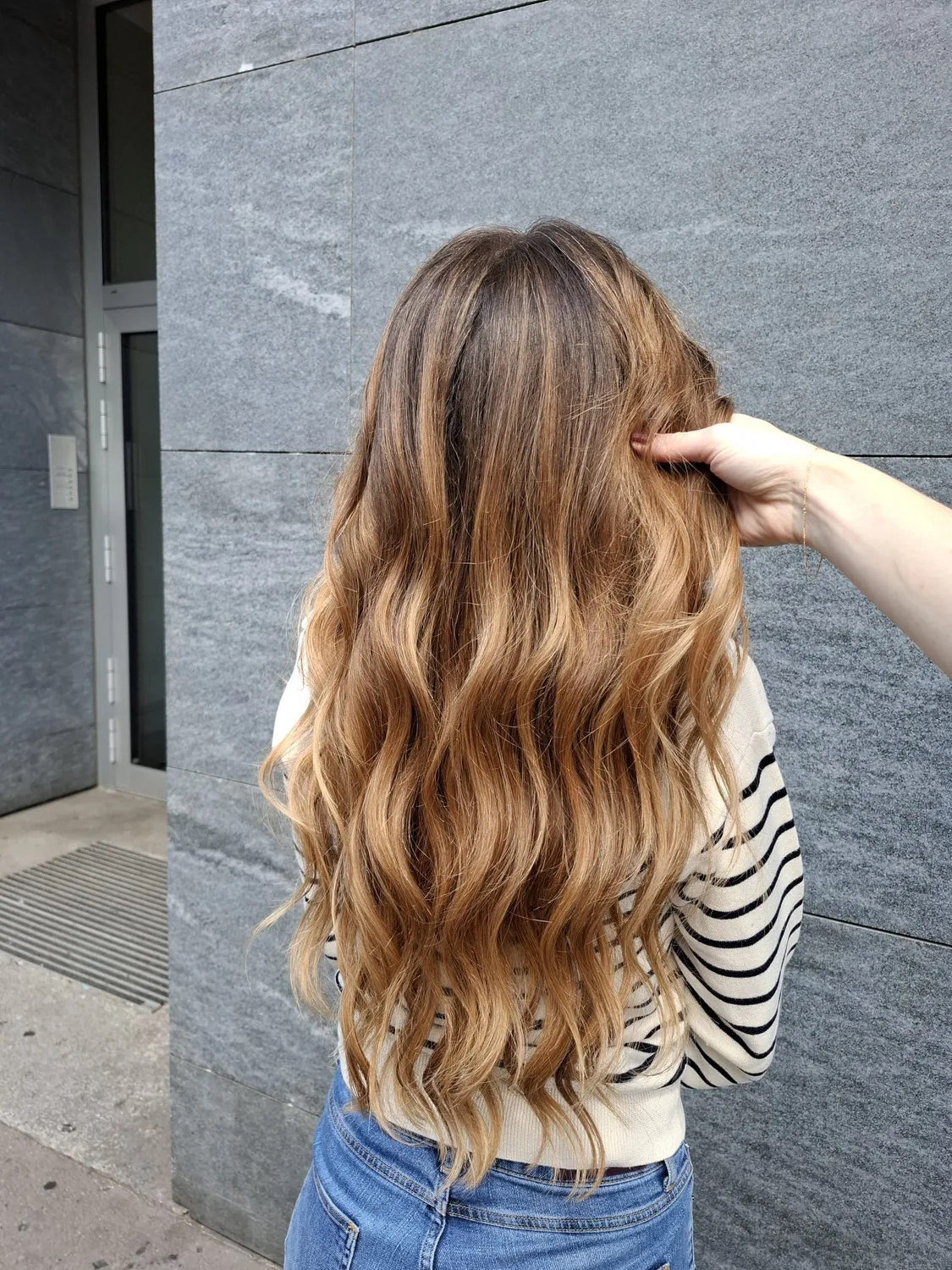 Warme karamellige Wellen als Styling Inspiration