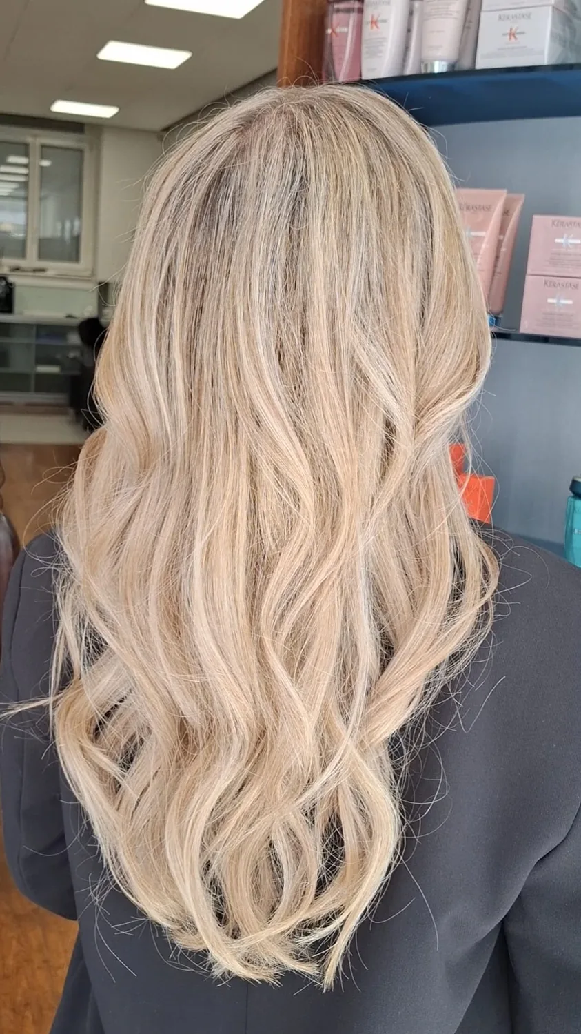 Heller Blondlook mit sanften Wellen