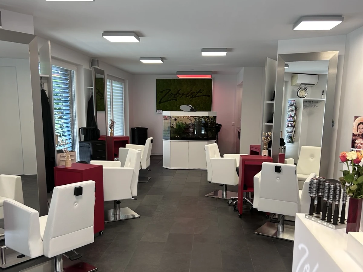Salon Zobrist Intercoiffure Lenzburg mit Empfang und Bedienplätzen